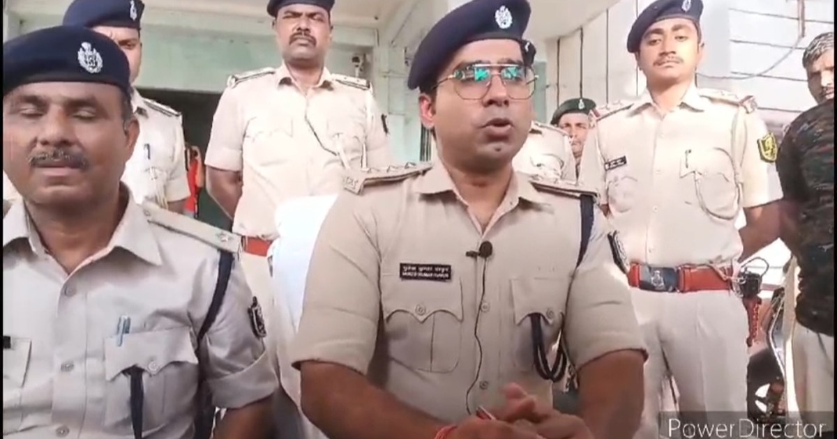 A huge amount of liquor recovered from a truck loaded with b