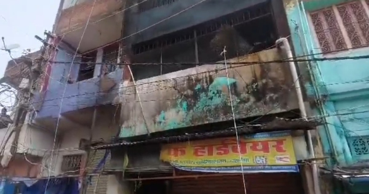 Fire broke out in a 4-storey house cum shop in Darbhanga, lo