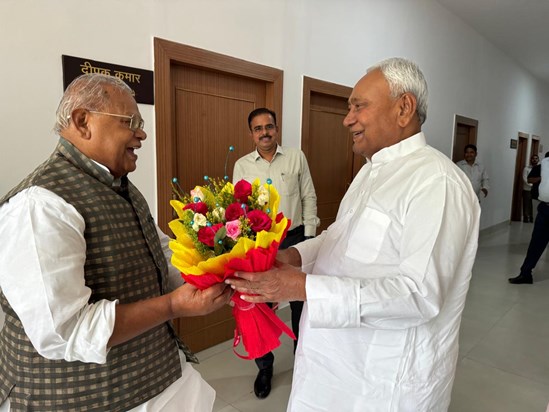 Jitan Ram Manjhi came to meet Nitish Kumar for the first tim Jitan Ram Manjhi came to meet Nitish Kumar for the first tim