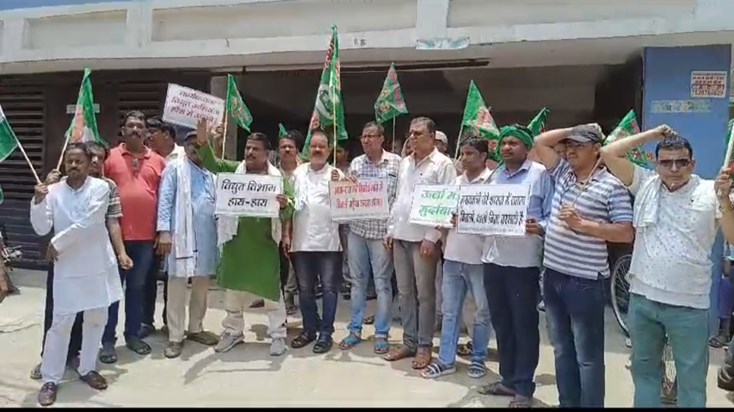 Demonstration in Patna against power cuts in scorching heat