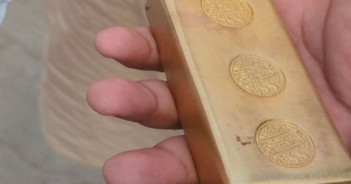 He was running away with an earring in exchange for a fake g