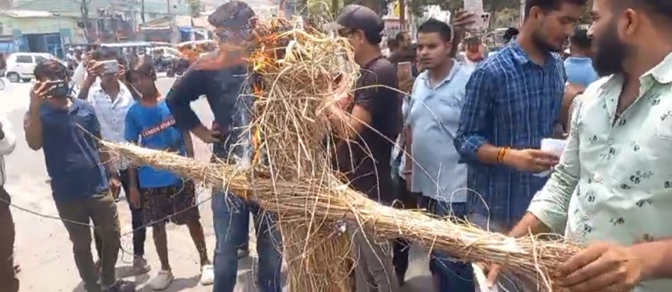 Protest in Patna demanding cancellation of NEET exam, EOU is