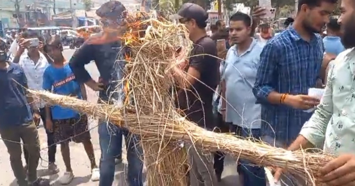 Protest in Patna demanding cancellation of NEET exam, EOU is