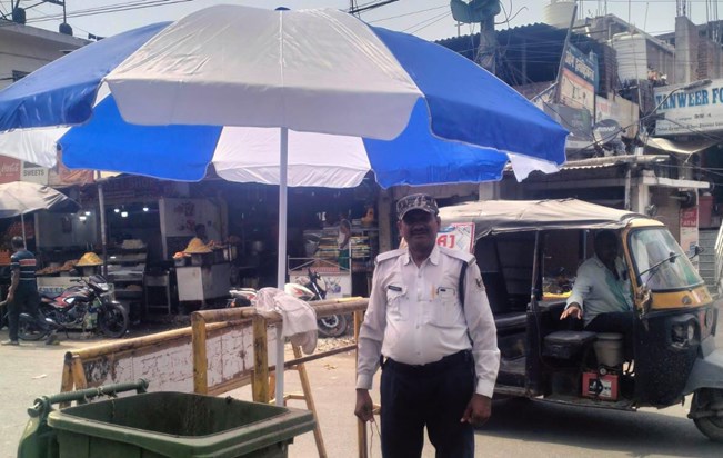 To escape the scorching heat, Gaya traffic police personnel To escape the scorching heat, Gaya traffic police personnel