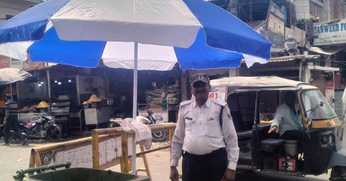 To escape the scorching heat, Gaya traffic police personnel 