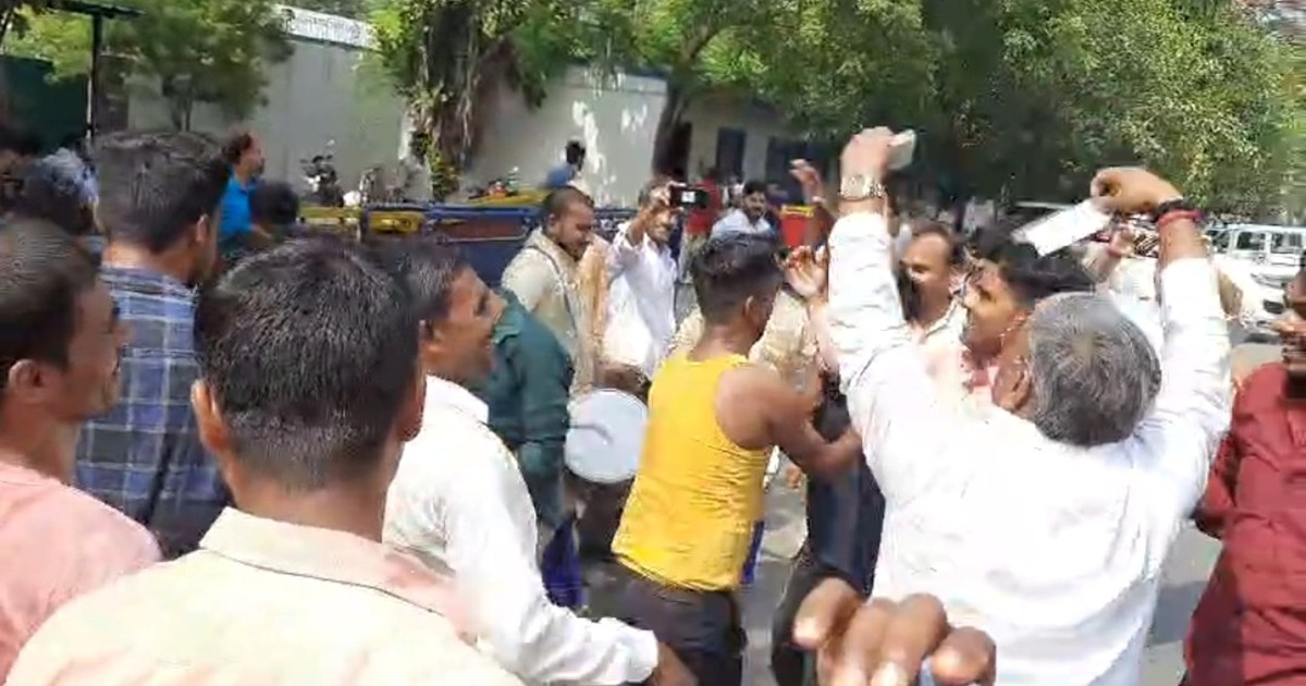 Lalu avas pr karykrta not ki gddi udaya