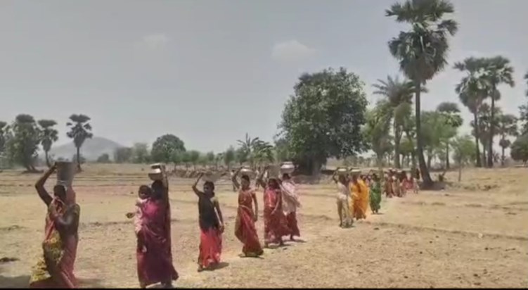 Women are desperate for water, know what trouble they are li Women are desperate for water, know what trouble they are li