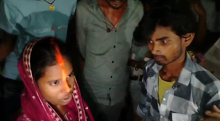 The lovers were secretly having sex, the villagers caught th The lovers were secretly having sex, the villagers caught th