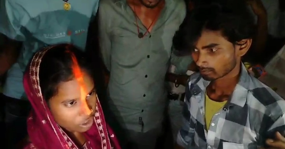 The lovers were secretly having sex, the villagers caught th