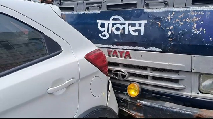 Amazing bullying: Police van hit the car twice, DSP said - i Amazing bullying: Police van hit the car twice, DSP said - i