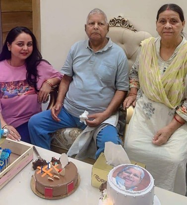 RJD supremo Lalu Yadav's birthday is today, cake cutting sta RJD supremo Lalu Yadav's birthday is today, cake cutting sta