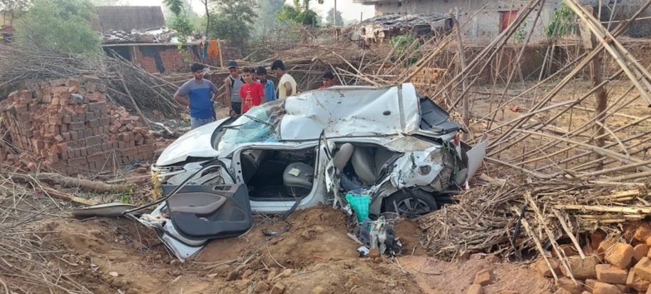Uncontrolled car overturned on the roadside in Jamui, all pa Uncontrolled car overturned on the roadside in Jamui, all pa