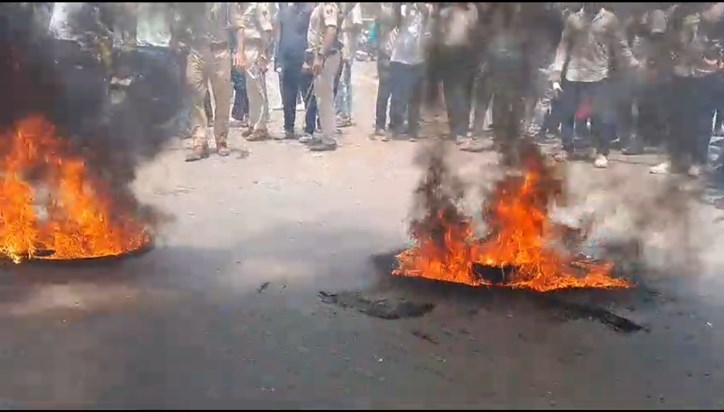 Chaos outside the examination centre in Patna, police chased Chaos outside the examination centre in Patna, police chased