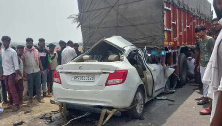 Uncontrolled car collides with truck, 3 died on the spot Uncontrolled car collides with truck, 3 died on the spot