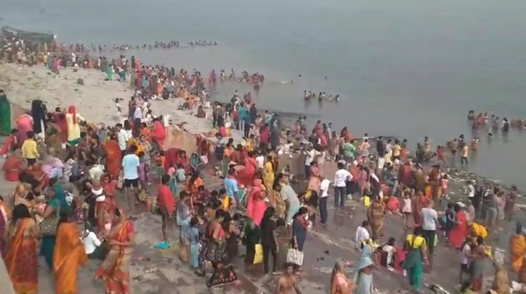 On the occasion of Ganga Dussehra, a huge crowd of devotees On the occasion of Ganga Dussehra, a huge crowd of devotees