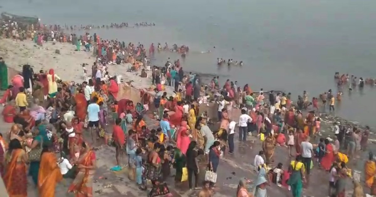 On the occasion of Ganga Dussehra, a huge crowd of devotees 