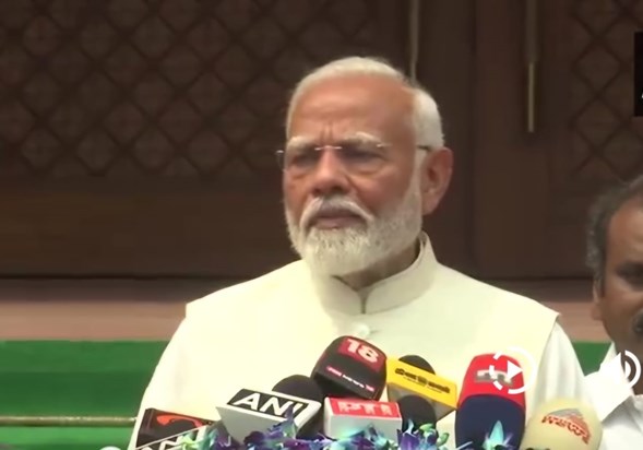 Before the Lok Sabha session begins, PM Modi recalled the Em Before the Lok Sabha session begins, PM Modi recalled the Em