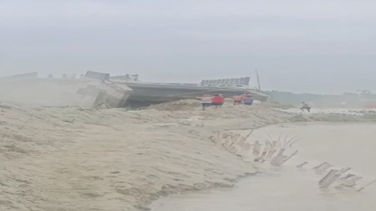 Once again in Bihar, a bridge constructed at a cost of Rs 12 Once again in Bihar, a bridge constructed at a cost of Rs 12