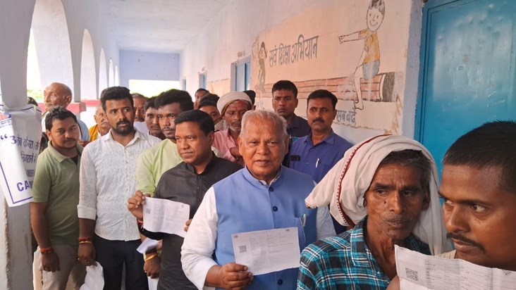 Former CM Jitan Ram Manjhi casted his vote with his family i Former CM Jitan Ram Manjhi casted his vote with his family i