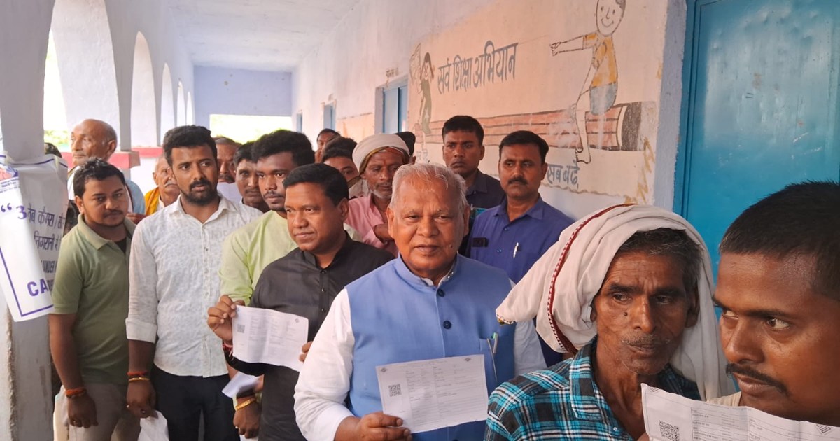 Former CM Jitan Ram Manjhi casted his vote with his family i