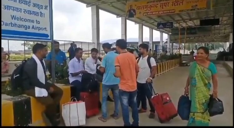 Passengers created ruckus at Darbhanga airport due to delay Passengers created ruckus at Darbhanga airport due to delay