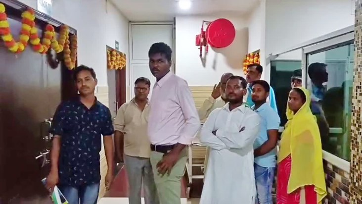 The groom's friend who came to the wedding procession was sh The groom's friend who came to the wedding procession was sh