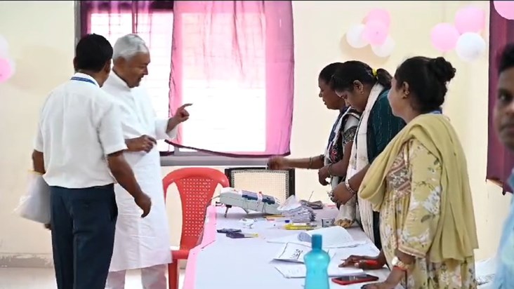 Cm nitish ne apna mtadan kiya