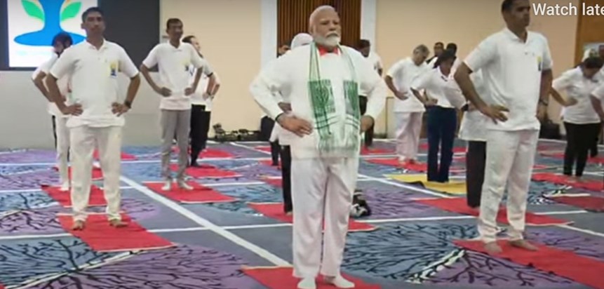 PM Modi gave the message of yoga practice from Kashmir PM Modi gave the message of yoga practice from Kashmir