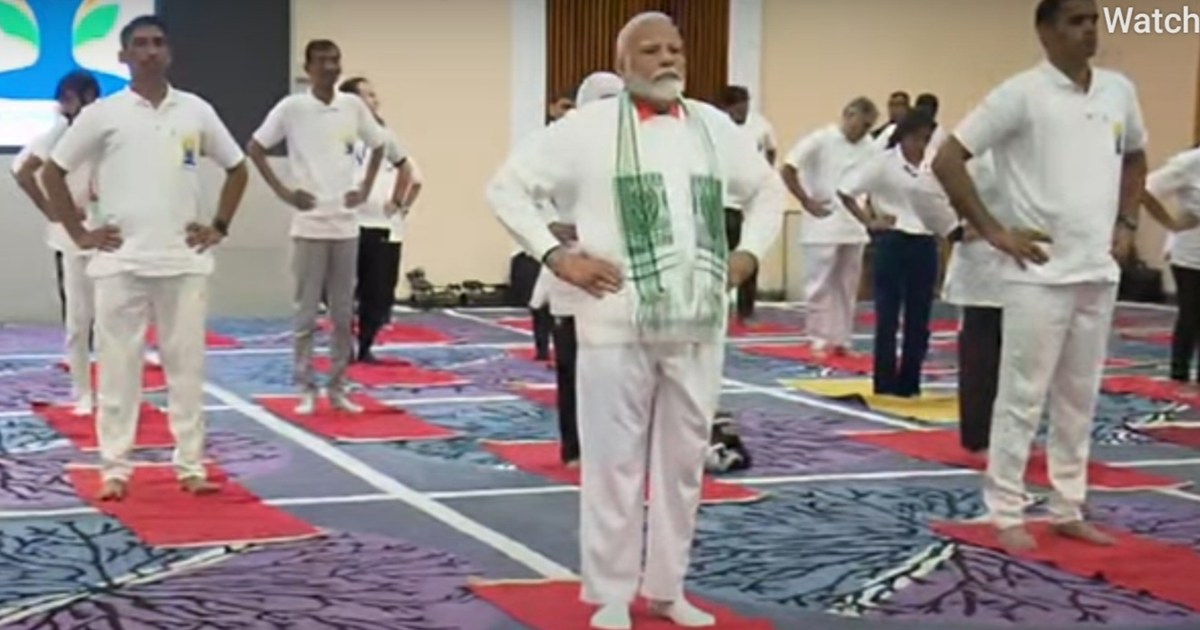 PM Modi gave the message of yoga practice from Kashmir