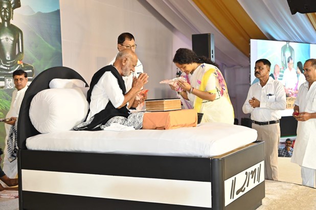 Kalpna Soren meet Morari Bapu Kalpna Soren meet Morari Bapu