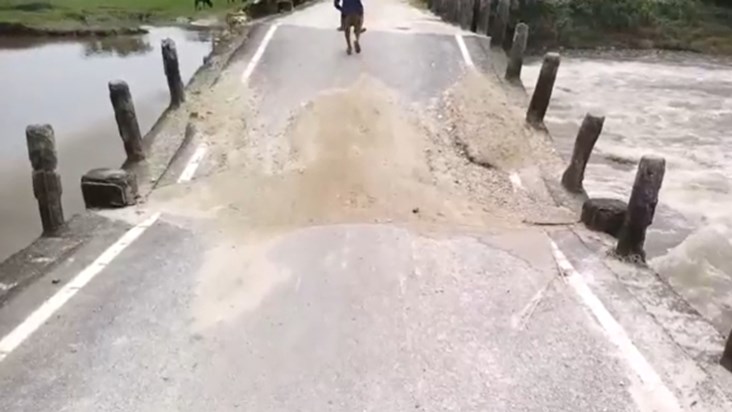 Now another bridge collapsed in Kishanganj, Bihar, people ar