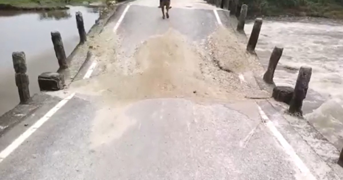 Now another bridge collapsed in Kishanganj, Bihar, people ar