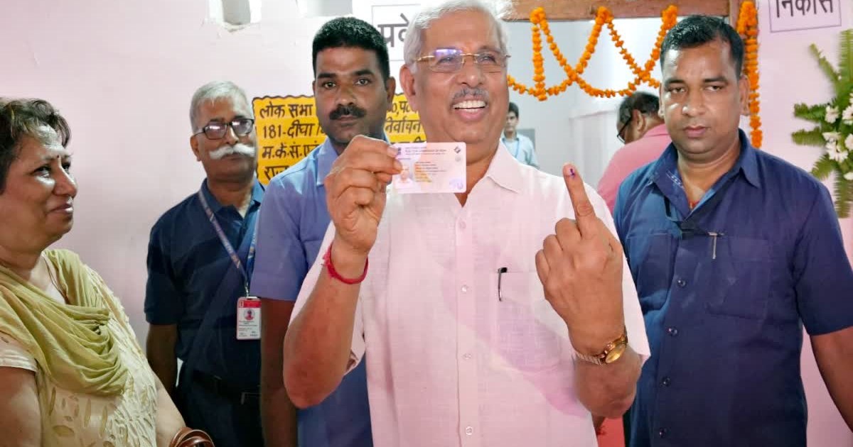 Governor Rajendra Vishwanath Arlekar casted his vote and mad