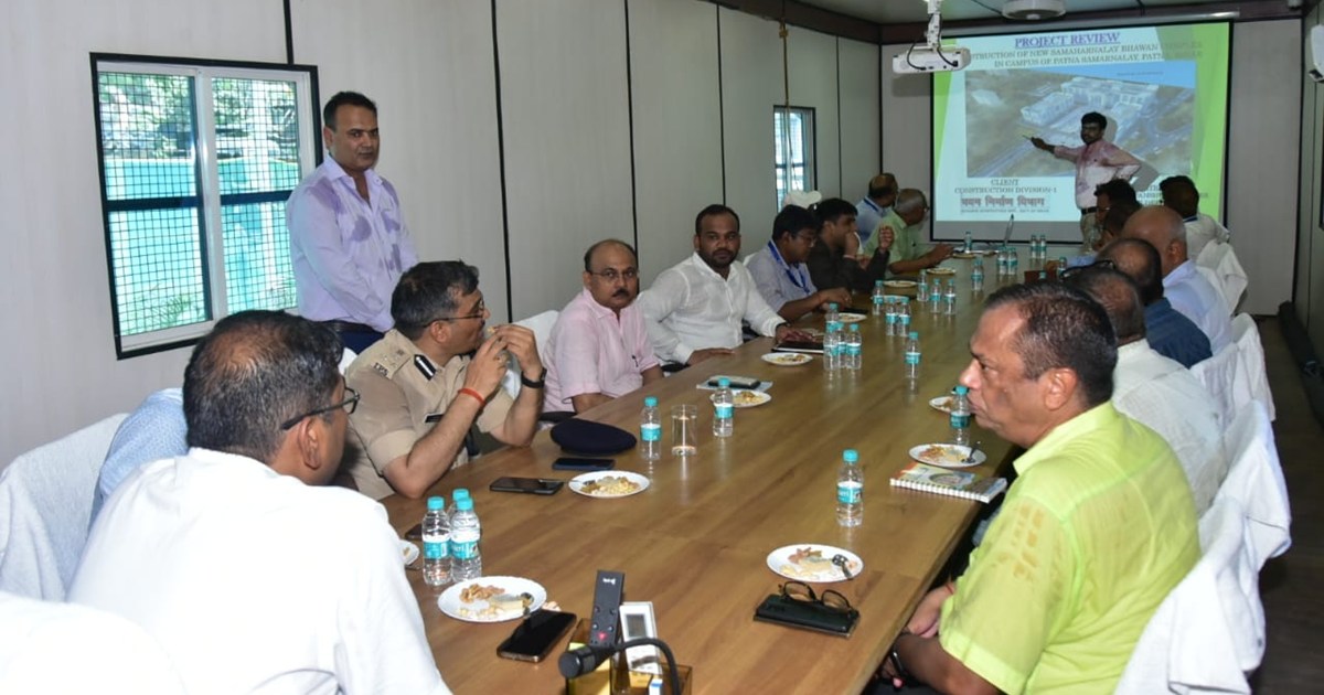 Ayukt on nagar nigam