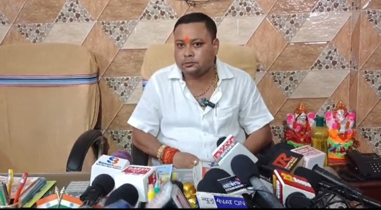 College principal cum BJP leader threatens media person, aud College principal cum BJP leader threatens media person, aud