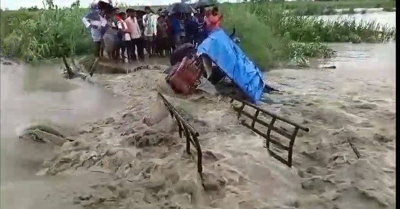 In Bihar, after the bridge, the culvert broke down, a tracto In Bihar, after the bridge, the culvert broke down, a tracto