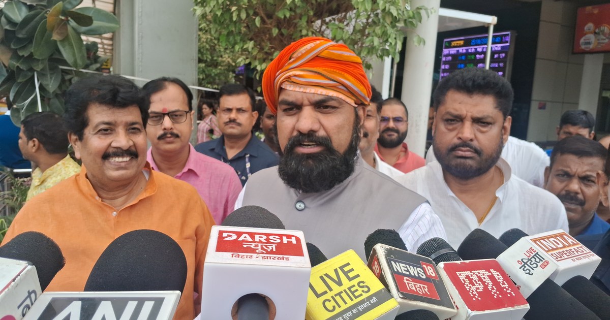 Loksbha me vipksh ke dwara spikr pad umidbar utarne pr samra