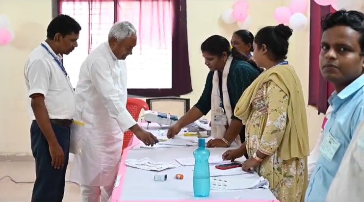 CM Nitish cast his vote in Bakhtiyarpur, also spoke on India CM Nitish cast his vote in Bakhtiyarpur, also spoke on India
