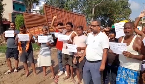 Road nahi to vote nahi : Jarjar sadak ko lekar logon ka foota gussa, chunav ka bahishkar