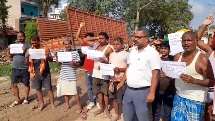 Road nahi to vote nahi : Jarjar sadak ko lekar logon ka foot