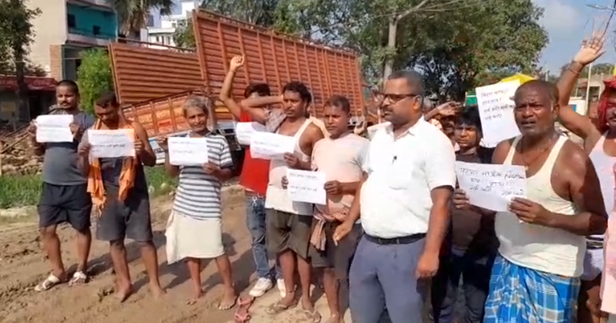 Road nahi to vote nahi : Jarjar sadak ko lekar logon ka foot