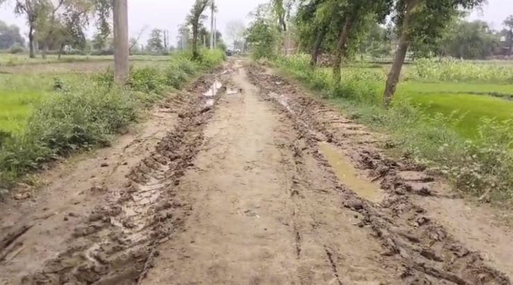 "Mohaniya me bhrashtachar ka bhent chadha sadak, graminon me "Mohaniya me bhrashtachar ka bhent chadha sadak, graminon me