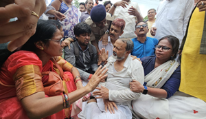 Muzaffarpur rape mamle mein Jan Suraj Party ne swasthya mantri Mangal Pandey ke sarkari aawas ka gheraav kar unke isteefe ki maang ki, police ne hiraasat mein liya...