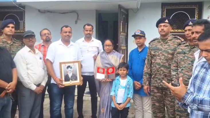 Kargil yudh mein shaheed huye havaldar ke ghar pahunche sena