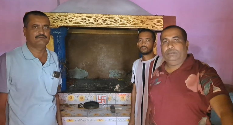 Katihar mein 150 saal purane mandir se ashtadhatu ki Ram-Jan Katihar mein 150 saal purane mandir se ashtadhatu ki Ram-Jan