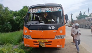 Chapra mein raftaar ka kahar : Bus palatne se darjnon sawari ghayal, policekarmiyon ne kiya rescue.