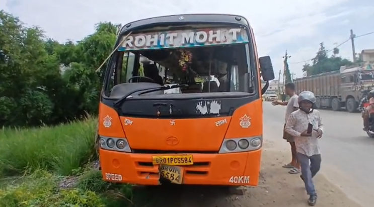 Chapra mein raftaar ka kahar : Bus palatne se darjnon sawari Chapra mein raftaar ka kahar : Bus palatne se darjnon sawari