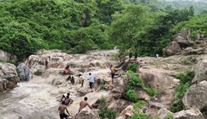 OMG ye kya hua! Picnic manana ladkiyon ko pada mehanga, waterfall me phase, dekhen VIDEO...