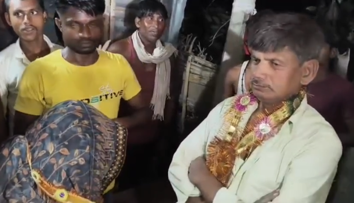 Vidhwa ke band kamre mein sarkari headmaster, range haath pa