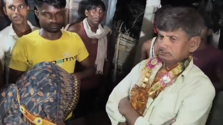 Vidhwa ke band kamre mein sarkari headmaster, range haath pa